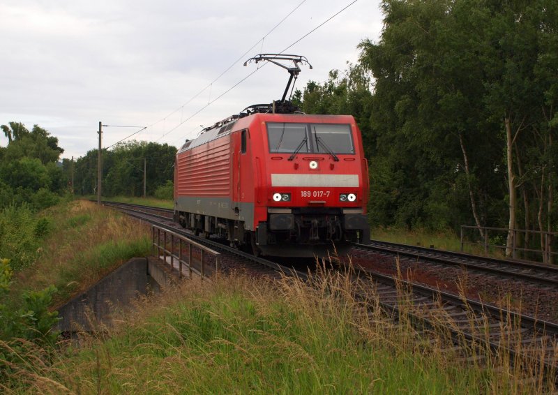 189 017-7 rollt am 21.06.09 als Lz gen Hamburg-Waltershof um dort einen Containerzug abzuholen. Aufgenommen in Hamburg-Moorburg.