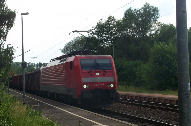 189 018-5 durchfhrt mit einem Gterzug am 29.06.05 den Bahnhof Kps.