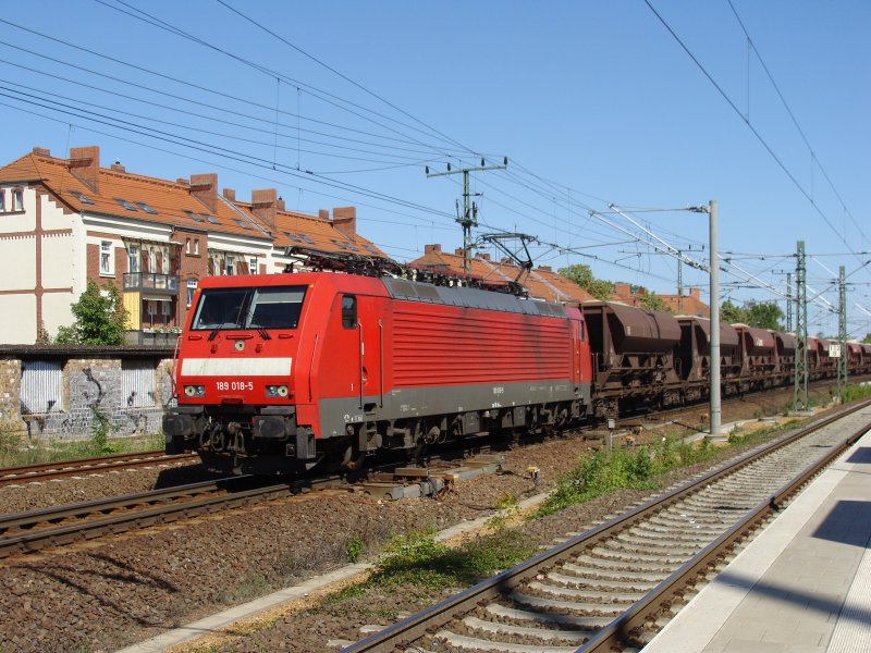 189 018-5 fhrt mit einem Ganzzug Schttgutwagen aus Richtung Leipzig kommend nach Halle. Fotografiert am 13.06.2009 in Leipzig-Wahren.