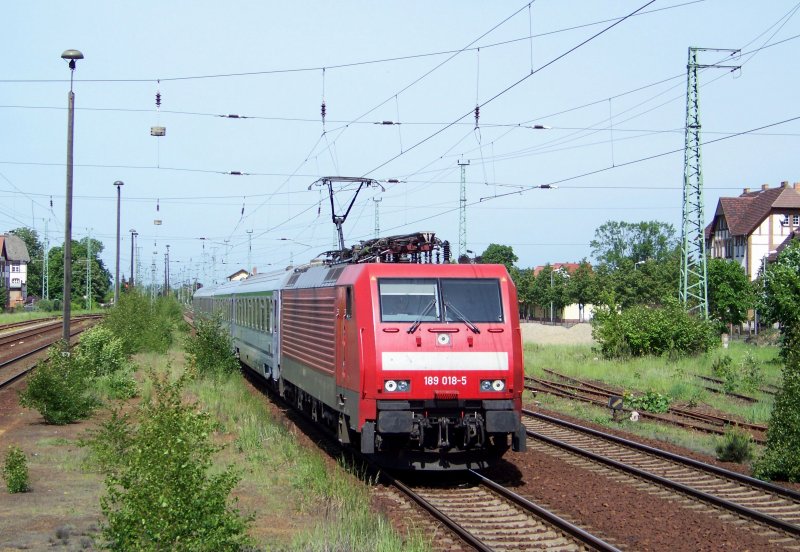 189 018-5 kommt hier mit dem EC341  Wawel  in den Bahnhof von L�bbenau/Spreewald reingefahren. Seine Reise ging von Berlin Hbf �ber Cottbus und Forst/Niederlausitz nach Krakow Glowny. 09.05.2009