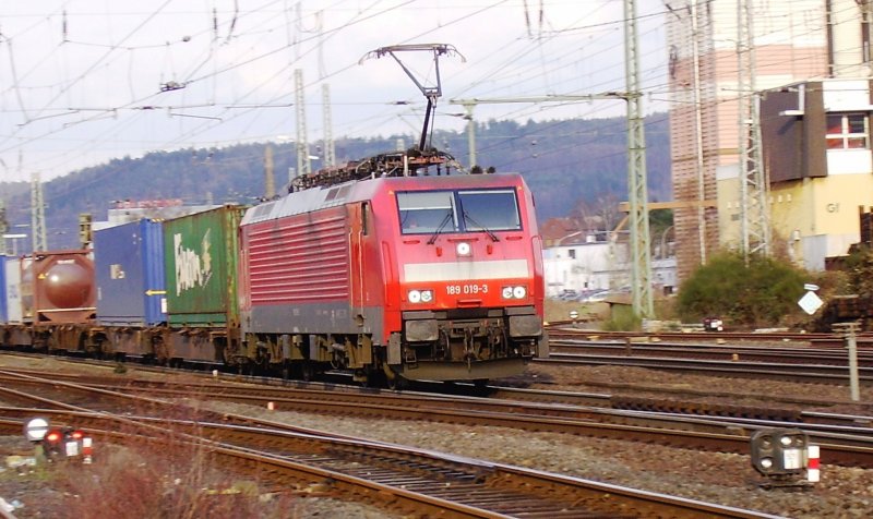 189 019-3 zieht einen Containerzug am 11.04.2006 in Richtung Hanau, aufgenommen im Bahnhof Gelnhausen. 