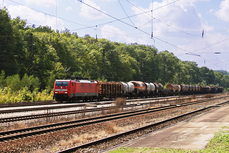 189 021 mit einem gemischten Gterzug am 15.08.2009 in Neuoffingen.