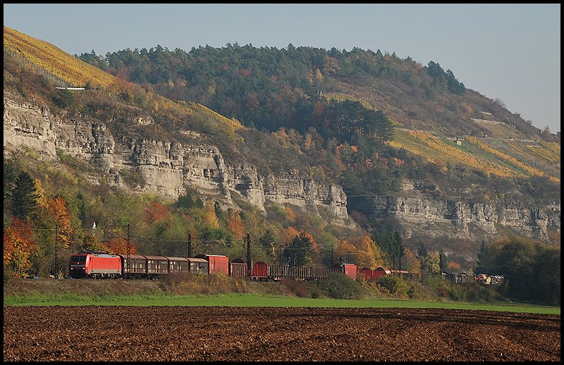 189 022 zieht einen Gterzug in Richtung Norden. Aufgenommen am 25.Oktober 2008 bei Karlstadt.