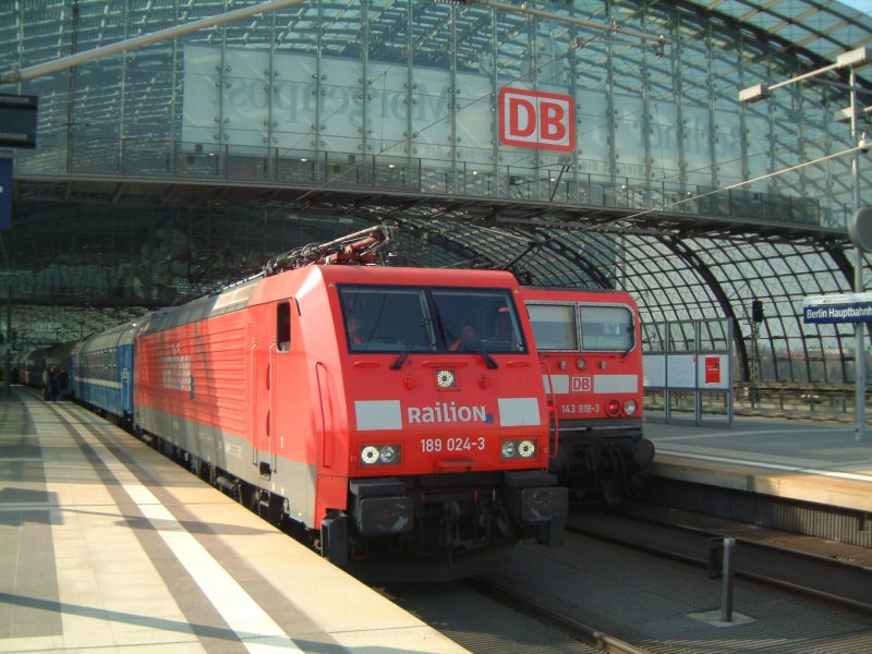 189 024-3 von Railion steht mit dem D nach Moskau in Berlin Hbf und wird diesen bis Frankfurt(Oder) bespannen. Im Hintergrund ist noch 143 818-3 zu sehen.