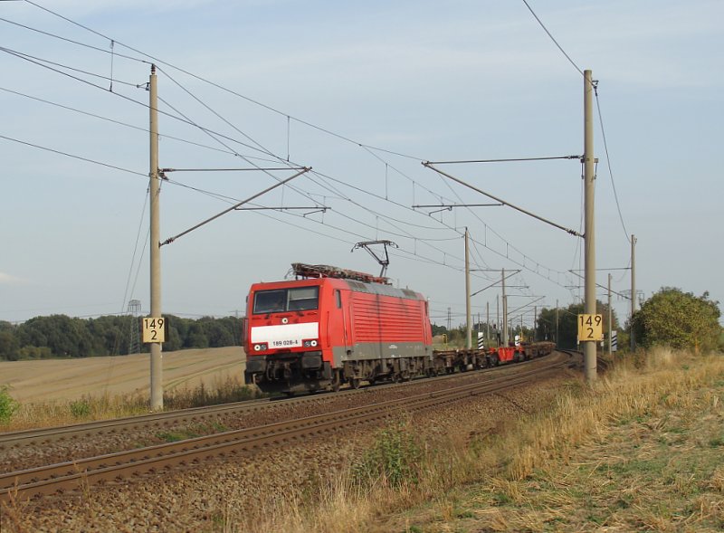189 028-4 fhrt mit einem Zug leerer Containerwagen in Richtung Braunschweig. Fotografiert unterhalb der Autobahnbrcke der A14 zwischen Magdeburg und Niederndodeleben am 21.09.2009. 