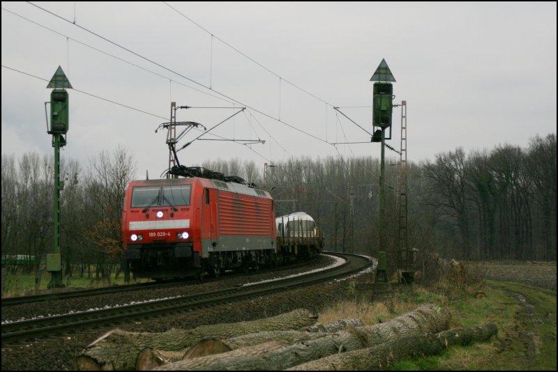 189 028 beschleunigt ihren kurzen Gterzug wieder Richtung Unna. (14.12.07)