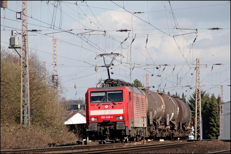 189 028 zweigt bei Westhofen auf die Gtergleise ab und wird mit ihrem Gterzug bald Hagen-Vorhalle erreichen. (29.03.2008)