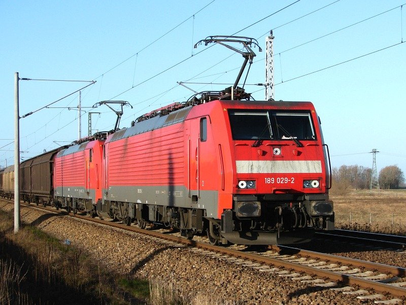189 029 und 189 019 bei der Einfahrt in Stralsund-Langendorf. Nach einem Kurzem Halt werden sie ihre Fahrt in Richtung Mukran fortsetzen. (03.02.07)