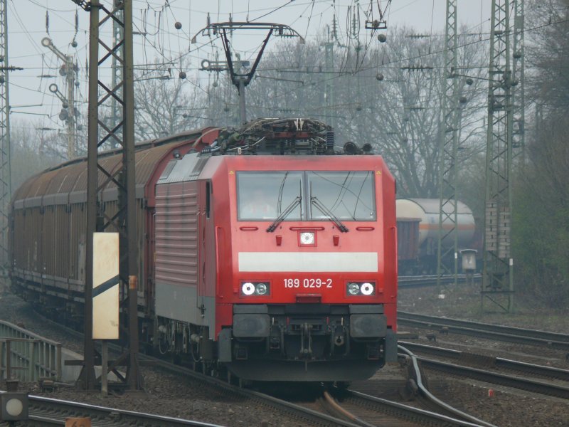 189 029-2 bringt einen G�terzug nach K�ln-Gremberg. Aufgenommen am 04/04/2009.