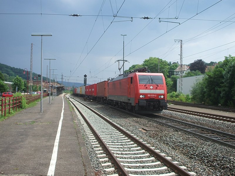 189 029 mit Containern flchtet am 7.6.2008 vor einem Gewitter. Hier bei der Durchfahrt durch Kreiensen