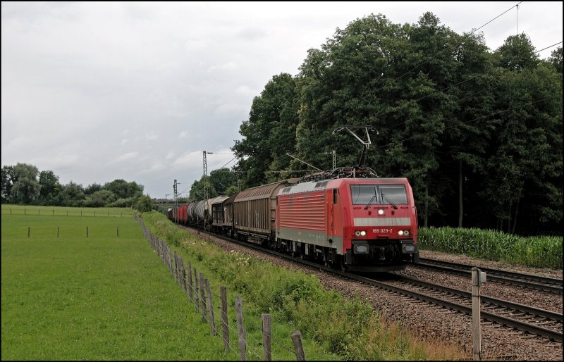 189 029 schleppt einen gemischten Frachtzug vermutlich zum Rangierbahnhof Salzburg-Gnigl. Der Tf grt mit Fernlicht. (09.07.2008)

