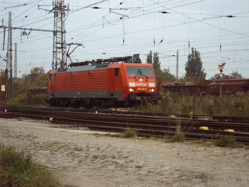 189 030-0 macht sich am 18.10.2006 auf dem Abstellgleis (Nhe Lokleitung) in Bad Kleinen fr neue Aufgaben bereit.