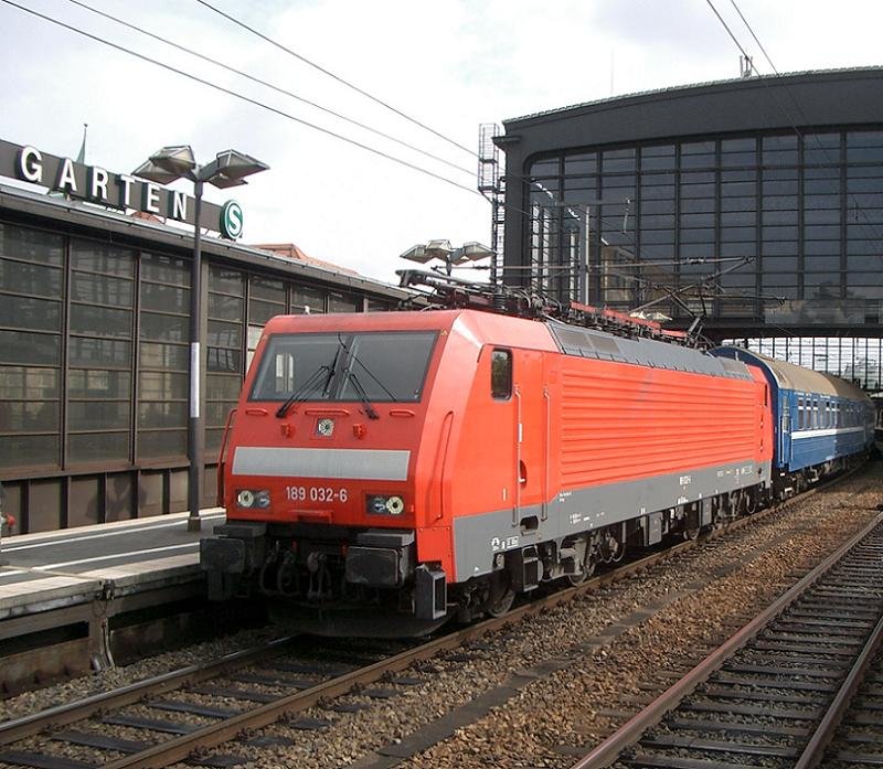 189 032-6 hat den Moskau-Berlin-Express an sein Ziel gebracht: Berlin Zoo. Bis hierhin war der Zug 27 Stunden durch vier L�nder unterwegs (Russland, Wei�russland, Polen, Deutschland). Und trotzdem p�nktlich! Berlin Zoologischer Garten, 2009-06-16.