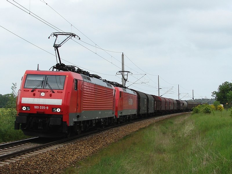 189 035 und 189 056 durchfahren, auf ihrem Weg in den Rostocker Seehafen, die Ortschaft Kummerow bei Stralsund. (20.05.07)