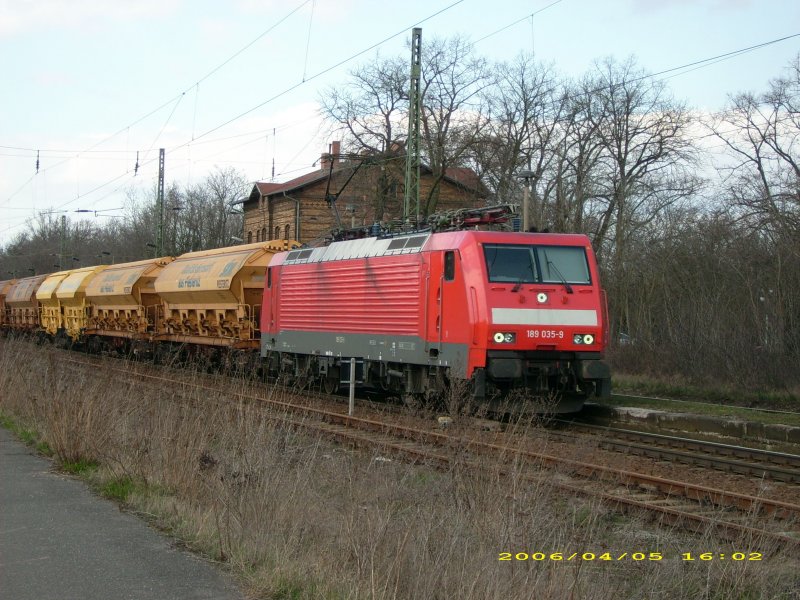 189 035 zieht am 05.04.06 einen Harnstoffzug aus Richtung Dessau kommend durch den Bahnhof Raguhn. Ihre Fahrt ging weiter Richtung Bitterfeld