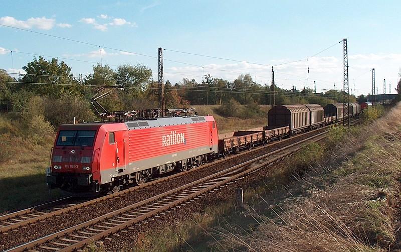 189 038-3 befuhr am 07.10.04 mit ihrer Gemischtwarenabteilung die KBS 580 nahe Schkopau.