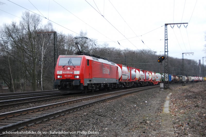 (189 039-1) fhrt mit GZ am 26. Februar 2009 durch Duisburg Neudorf