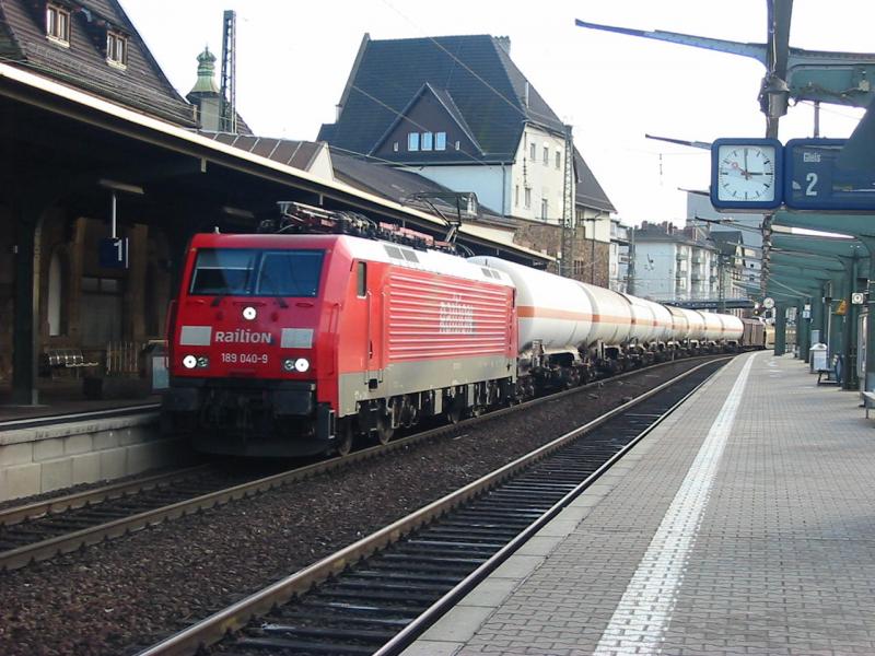 189-040 am 1.1.2006 bei der Durchfahrt von Worms Hbf.