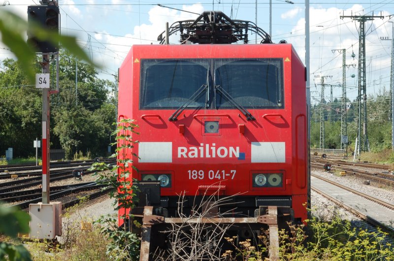189 041-7 (mit 4 Pantos) steht am 23.8.2007 gegen 13.00 Uhr abgebgelt im Bahnhofsbereich von Heilbronn. Hat die Lok nicht ein  schnes Gesicht ?