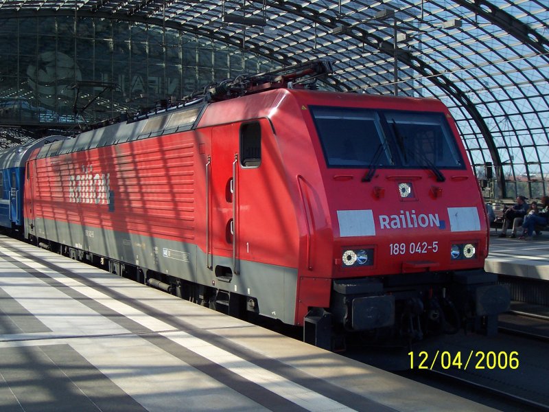 189 042-5 steht am 12.04.2007 mit dem D 247 nach Moskva Belorusskaja im Berliner Hbf bereit. 
