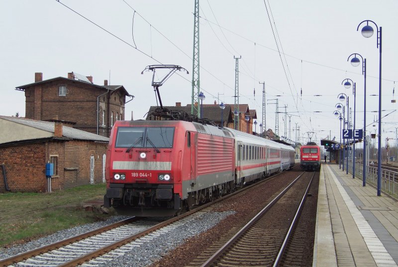 189 044-1 fhrt am 25.03.2009 mit dem EC340  wawel  (Krakow Glowny - Berlin Hbf) gerade aus dem Bahnhof von Lbbenau/Spreewald raus.