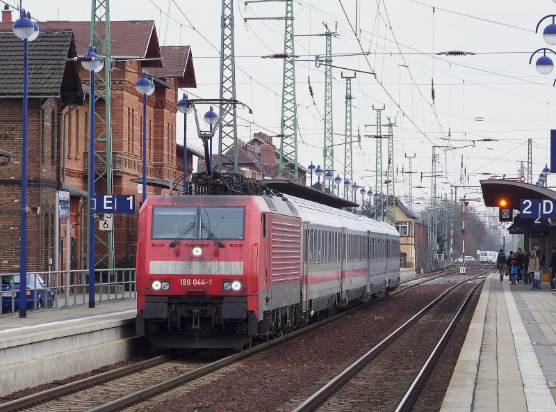189 044-1 steht am 25.03.2009 mit dem EC340  wawel  (Krakow Glowny - Berlin Hbf) im Bahnhof von Lbbenau/Spreewald und wartet auf die Weiterfahrt nach Berlin Hbf. 