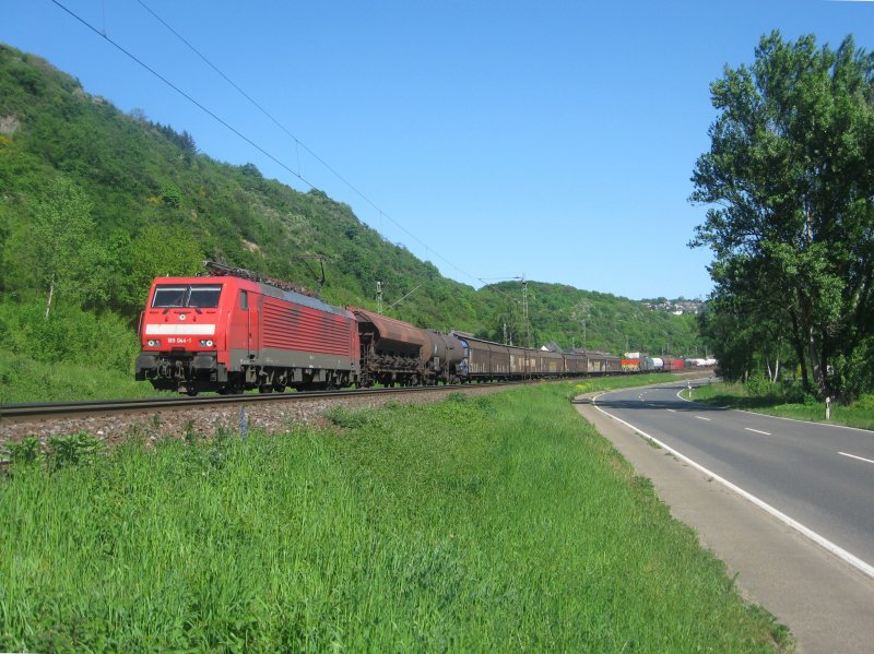189 044 zieht am 10.05.2008 einen gemischten GZ bei Erpel am Rhein Richtung Norden.