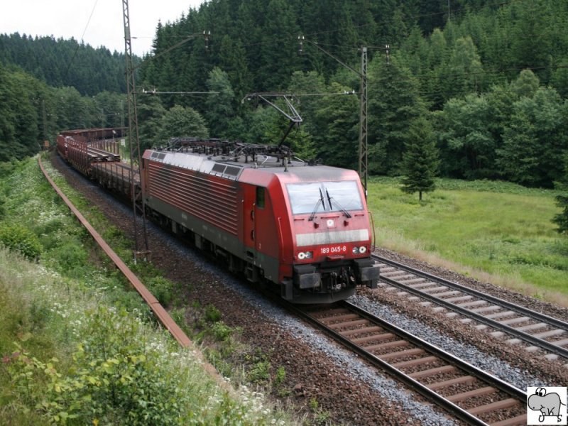 189 045-8 mit einen gemischten Gterzug auf den Weg nach Sden. Die Aufnahme entstand am 18. Juni2008 zwischen Steinbach am Wald und Frtschendorf im Landkreis Kronach.