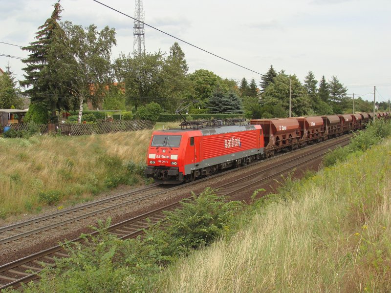 189 046-6 fhrt mit einem Ganzzug Schttgutwagen in Richtung Braunschweig. Fotografiert am 30.07.2009 am Stadtrand von Magdeburg.