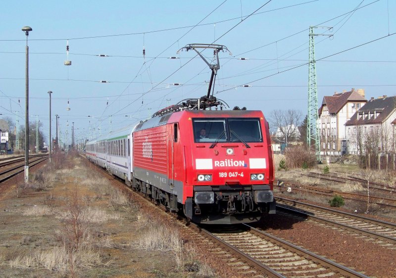 189 047-4 kommt hier mit dem EC341  Wawel  von Berlin Hbf nach Krakow Glowny in den Lbbenauer Bahnhof eingefahren. Gru auch an den netten Tf!! 05.03.2009