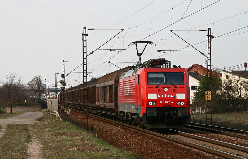 189 047 befrdert am 1. April 2009 den FIR 51341 von Gremberg nach Kornwestheim. Vor wenigen Sekunden hat der Zug den Haltepunkt von Wiesental durchfahren.