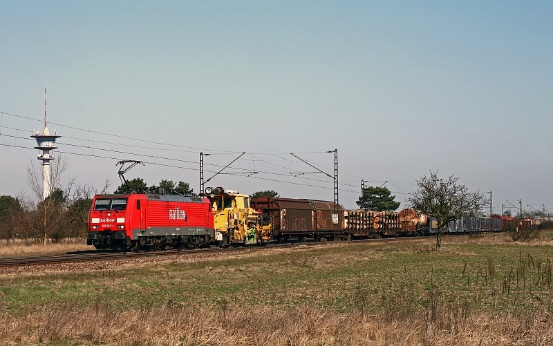 189 047 befrdert am sonnigen 21. Mrz 2009 einen langen, gemischten Gterzug bei Wiesental in Richtung Graben-Neudorf.