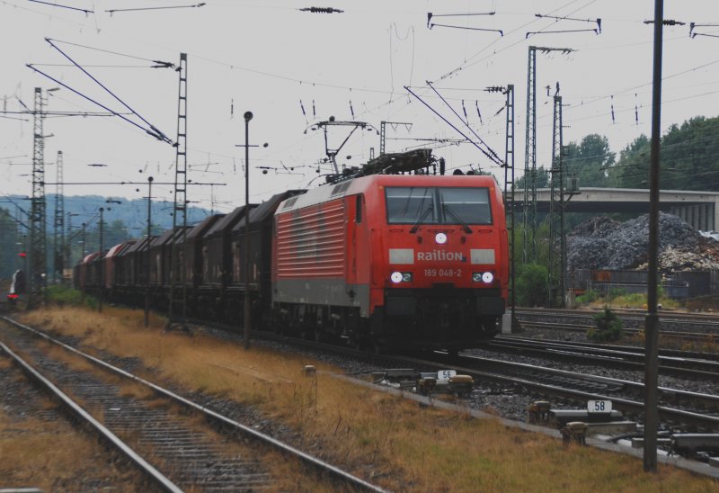 189 048-2 kommt am 11.07.2009 in westlicher Richtung (Bielefeld) fahrend und rollt gen Hamm/Ruhrgebiet. Gezogen wird ein Gterzug aus Haubenwagen die, dem Lrmpegel nach, wohl unbeladen waren. Hier im Bahnhof Bielefeld-Brackwede. 