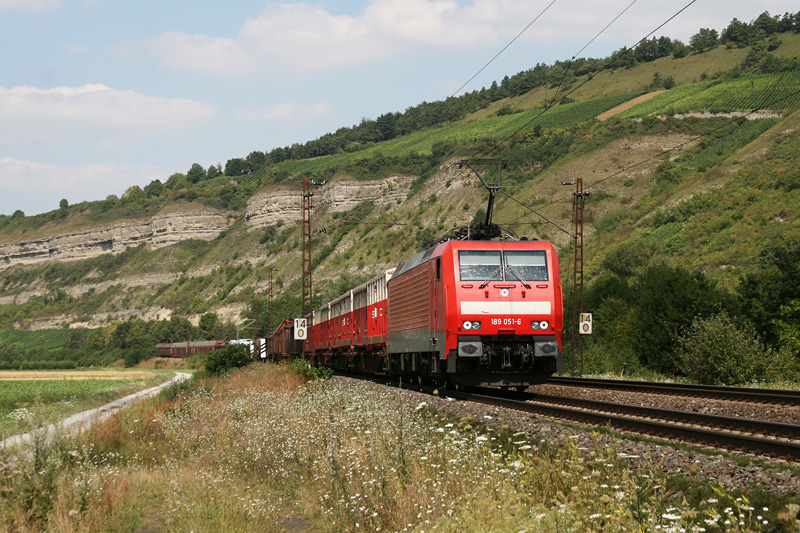 189 051 mit einem gemischten Gterzug am 05.08.2009 bei Thngersheim.