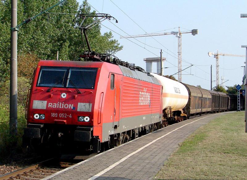 189 052-4 durchfhrt den Bahnhof  Stralsund- Rgendamm.    (am  09.09.2005)