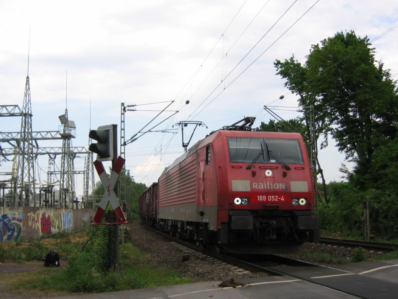 189 052-4 mit Eaos Ganzzug am Km 28,190 am 13.05.2008