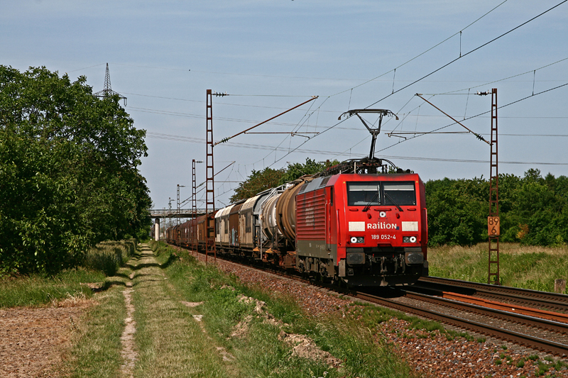 189 052 befrdert am 3. Juni 2009 einen gemischten Gterzug Richtung Karlsruhe. Die Aufnahme entstand zwischen den Ortschaften Muggensturm und Malsch (bei Karlsruhe).