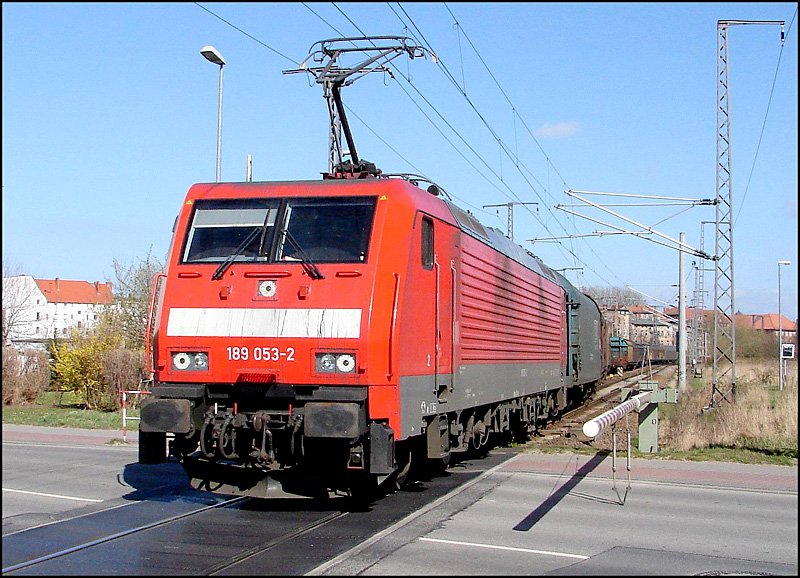 189 053-2 kurz nach der Ausfahrt aus dem Hbf Stralsund und unterwegs zum Seehafen Rostock. (am 06.04.07)