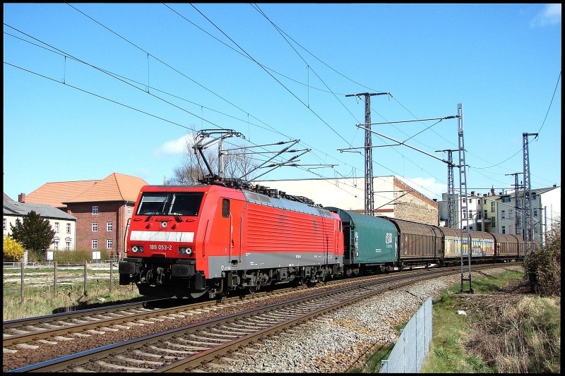 189 053-2 mit FE 45503 von Malm Central nach Rostock-Seehafen am 06.04.2007 bei der Ausfahrt aus dem Hbf Stralsund.