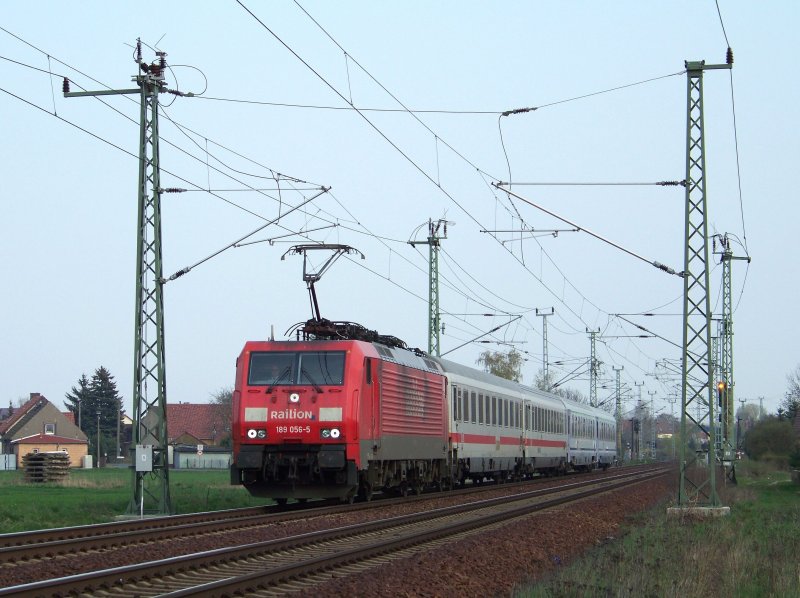 189 056-5 kommt hier mit dem EC 340  Wawel . Er kam aus Krakow Glowny und fhrt weiter nach Berlin hbf. Lbbenau/Spreewald den 08.04.2009