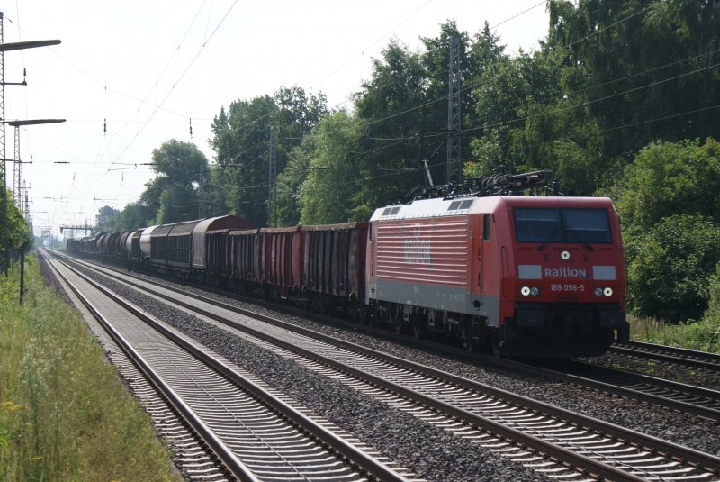 189 056-5 mit einem gemischten Gterzug,erwischte ich am 04.07.2009 kurz vor dem S-Bahnhof Dedensen/Gmmer.