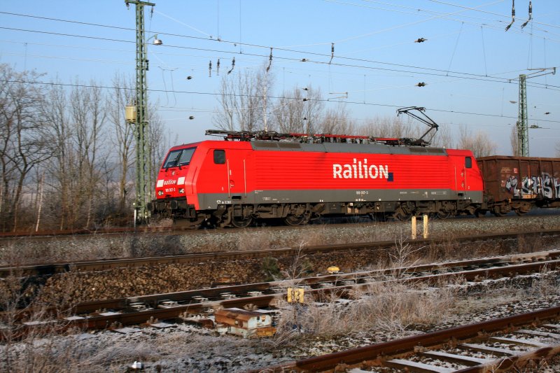 189 057-3 am 22.12.2007 bei der Einfahrt in den Bahnhof Eichenberg.