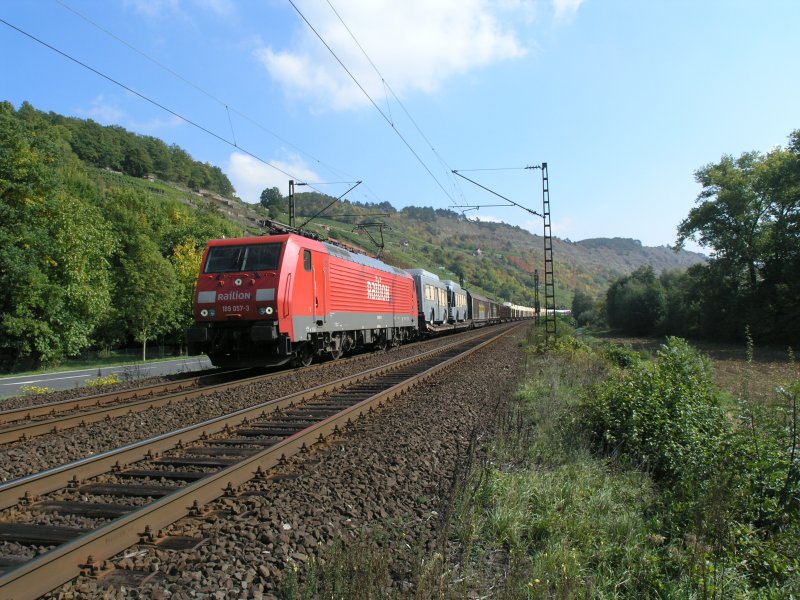 189 057 zieht ein gemischten Gterzug durch Gambach.27.09.08