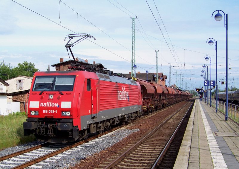 189 058-1 kommt hier mit einem Gterzug durch Lbbenau/Spreewald gefahren. 22.06.2009