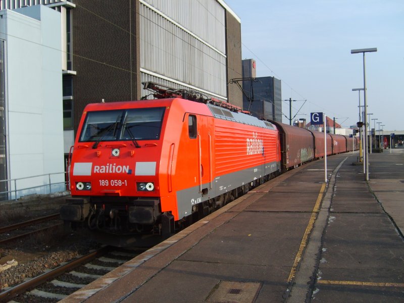 189 058-1 mit einem Gz am 18.2.07 um 15:10 Uhr in Hannover Hbf auf Gleis 14 