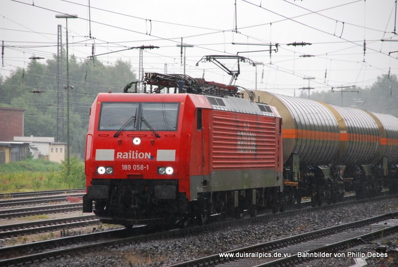 189 058-1 (Railion) f�hrt am 6. Juni 2009 um 17:30 Uhr mit einem GZ durch Duisburg Entenfang