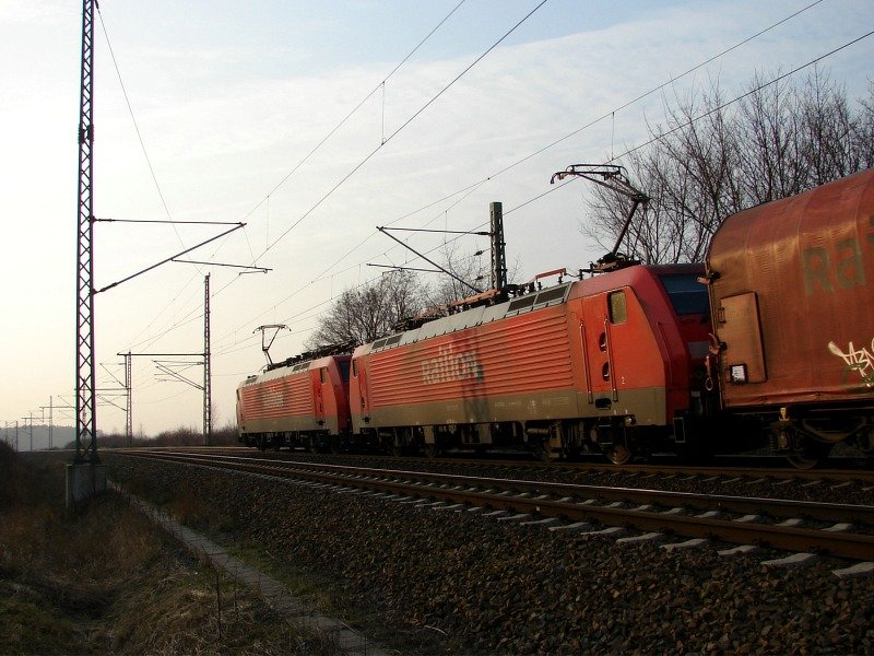 189 060 und 189 079 fahren am Nachmittag des 18.02.07 ihrem Ziel Rostock-berseehafen entgegen. (Martensdorf bei Stralsund) 