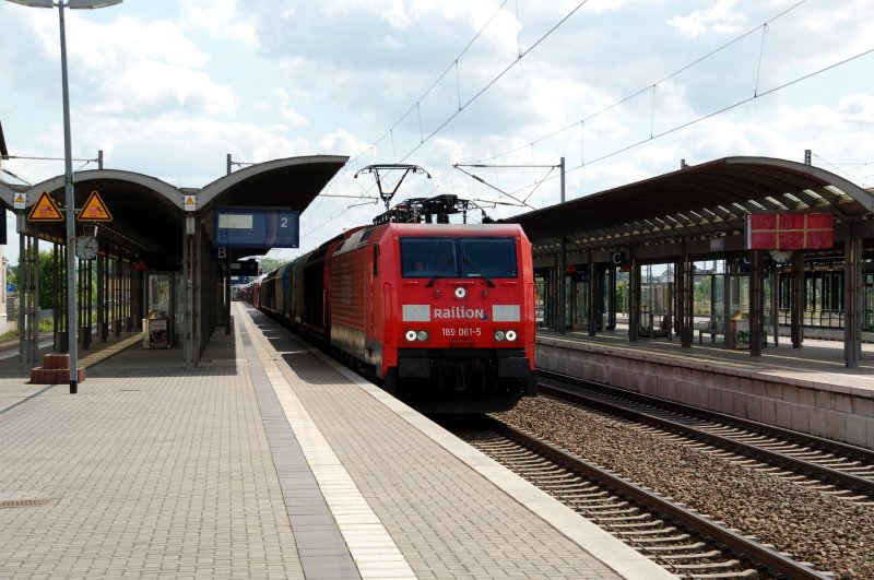 189 061 zieht am 16.05.09 einen Gterzug durch Bitterfeld Richtung Wittenberg.
