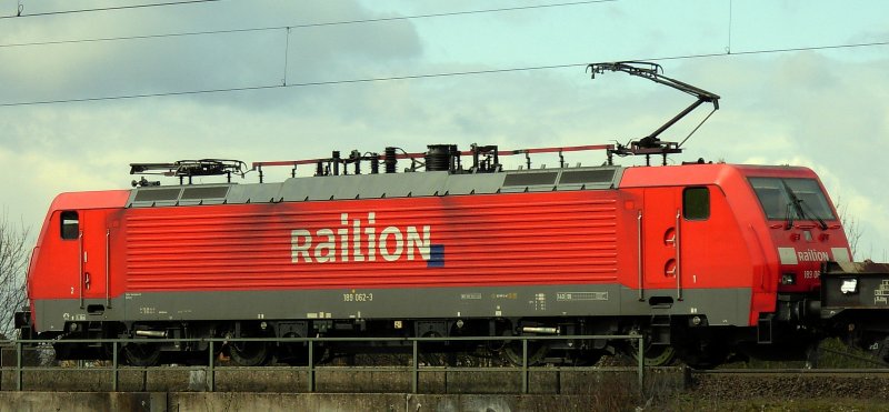 189 062 mit einem Coilzug Richtung Hagen-Vorhalle bei Bochum-Langendreer, 24.03.2009