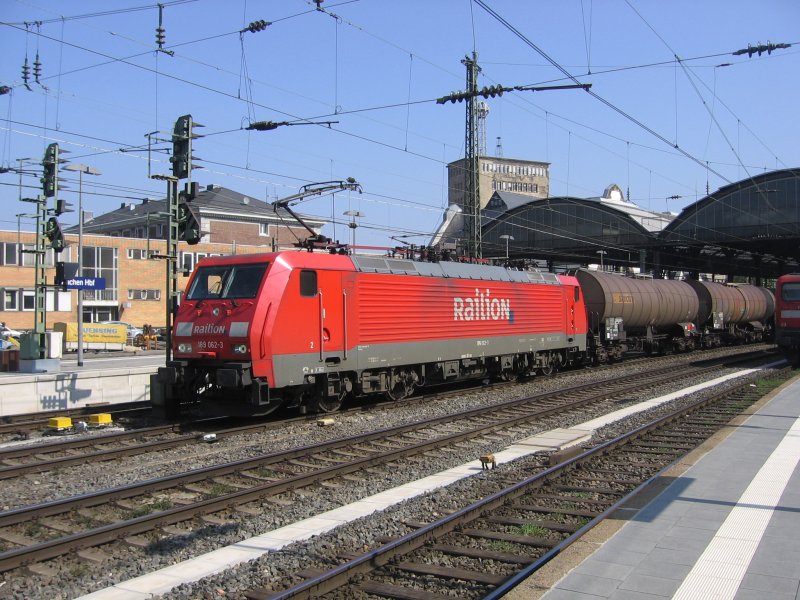 189 062 der Railion durchfhrt Aachen Hbf mit einem Gterzug in Richtung Belgien. Aufgenommen am 12.04.07
